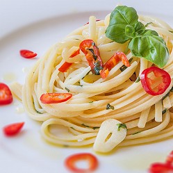 Spaghetti aglio olio e peperoncino