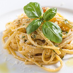 Spaghetti al pesto trapanese